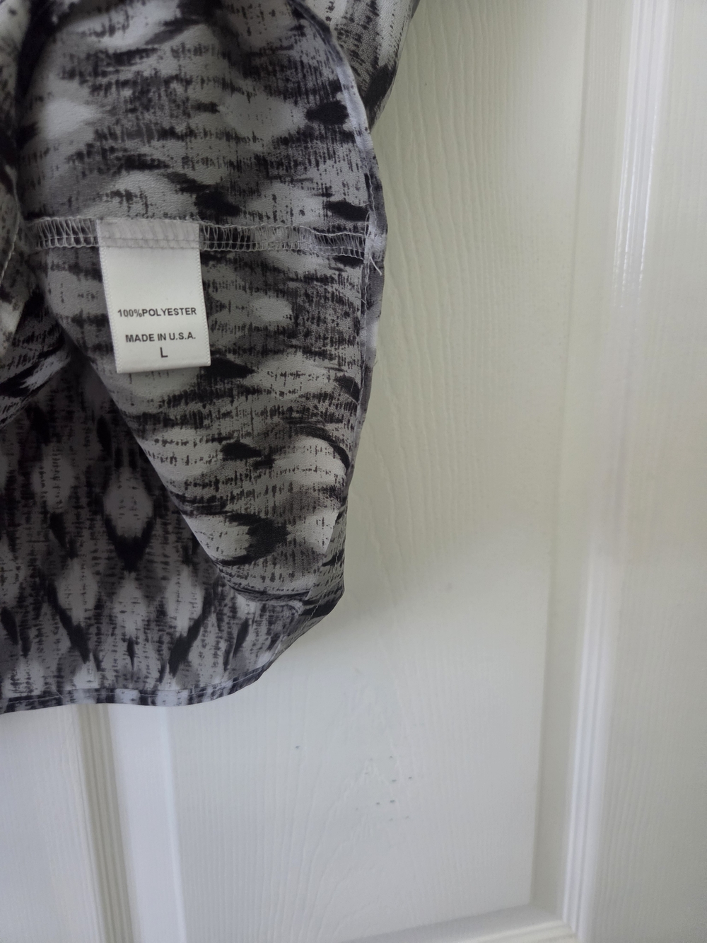 Bobeau Black and Gray Abstract Printed V-Neck Top Women's Large - Picture 3 of 7
